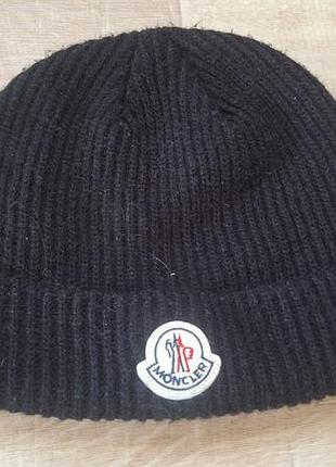 Чорна в'язана шапка біні від відомого бренду moncler.