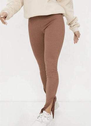 Лосіни жіночі prettylittlething коричневі в рубчик з розрізами xs-s