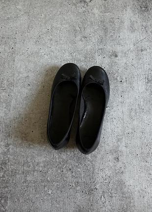 Балетки жіночі з бантиками на низькій підошві натуральна шкіра clarks 36,5 чорні