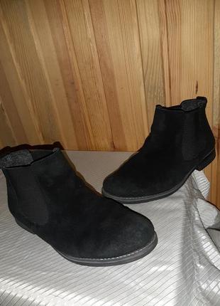 Чёрные замшевые деми ботинки челси с резинками вставками по бокам5 фото