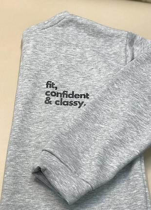 Серый теплый женский свитшот "fit, confident & classy".