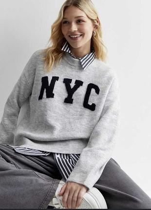 Светр жіночий new look укорочений сірий з написом nyc