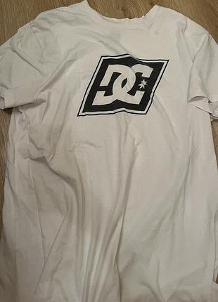 Футболка dc shoes біла з логотипом