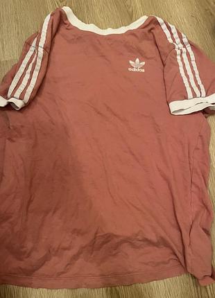 Футболка adidas рожева