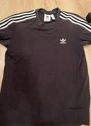 Футболка adidas чорна з білими смужками