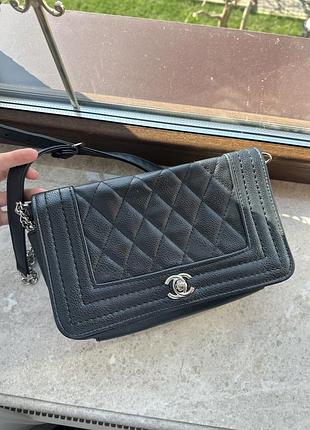 Чорна стьобана сумка кросбоді в стилі chanel
