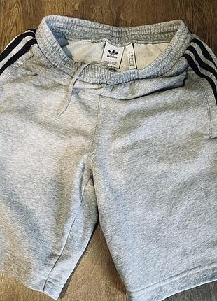 Чоловічі спортивні шорти adidas сірі