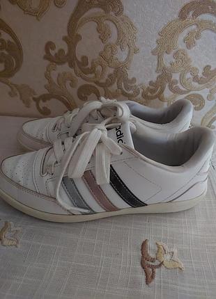 Кросівки жіночі adidas 23.5 см