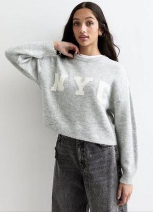 Светр жіночий new look укорочений сірий з написом nyc