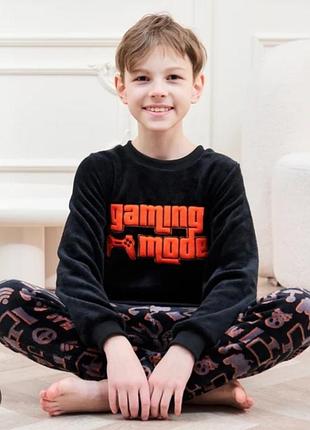 Подростковый, черничный пушистой свитшот с оранжевой надписью «gaming mode» и и изображенным геймпадом на грудь. на 8-9 лет от snuggla британии.