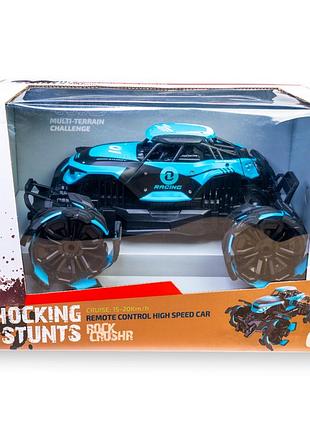 Трюковая четырехприводная машинка на радиоуправлении "shocking stunts rock crushr" 2 цвета g276059-36759