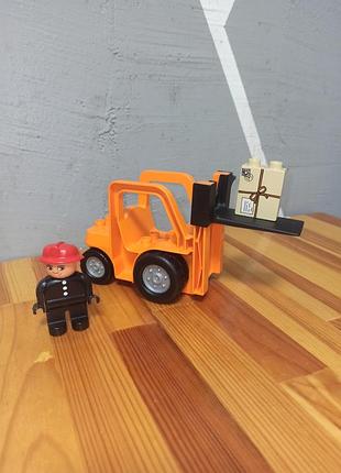 Машинка помаранчевий вилочний навантажувач із серії lego duplo із фігуркою робітника та вантажем
