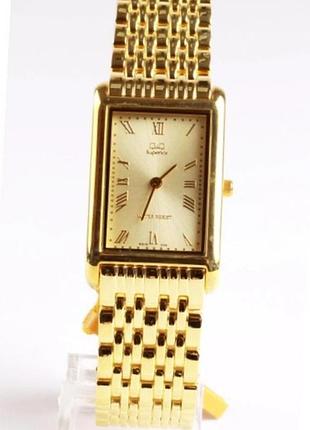 Женские часы q&q kg15-006y золотистый прямоугольный корпус золотистый браслет водозащита 30 м золотистый циферблат римские цифры