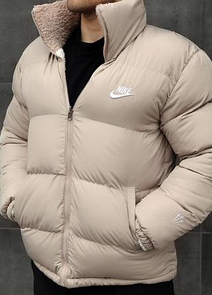 Якісна чоловіча зимова куртка nike reversible sherpa puffer двостороння брендова бежевого кольору на холодну погоду