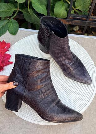 Стильные ботильоны кожа рептилии крокодил stuart weitzman