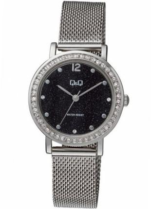 Женские часы q&q qb45j202y браслет-сетка кристаллы водозащита 30 м чёрный циферблат