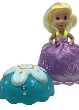 Игрушечная кукла в шляпке