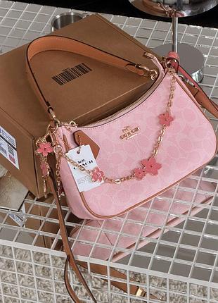 Сумка coach teri in signature canvas with charms рожевий
