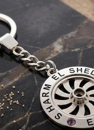 Металлический брелок-сувенир «sharm el sheikh egypt» надпись: «sharm el sheikh egypt» инкрустированная розовыми кристаллами (стразами)