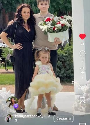 Сукня жіноча вечірня чорна та сукня дитяча святкова молочного кольору в паєтках