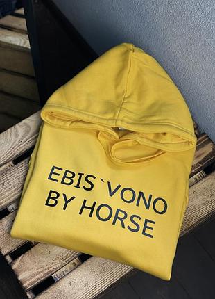 Жёлтое худи с надписью ebis' vono by horse красный, s