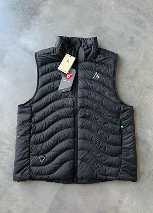 Оригінальна чоловіча жилетка nike acg lava flow puffer vest gilet black hv0605-010 безрукавка жилет оригинал jordan travis nocta tech fleece