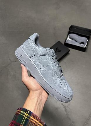 Оригінальні чоловічі кросівки nike x kobe air force 1 low cool grey ib0018-004 мужские оригинальные кроссовки dunk retro jordan lebron travis