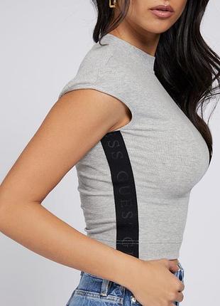 Футболка guess сірого кольору топ guess