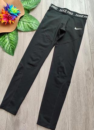 Чорні дитячі спортивні легінси nike pro з еластичним брендованим поясом та білим логотипом на стегні розмір m 137-146 см ріст