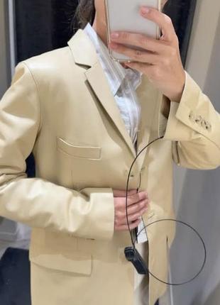 Молочний шкіряний піджак від zara, р.s