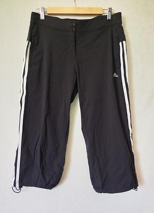 Спортивные черные бриджи adidas.