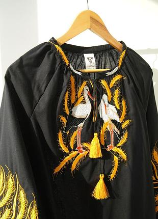 Чорна вишиванка з колосками та лелеками 3