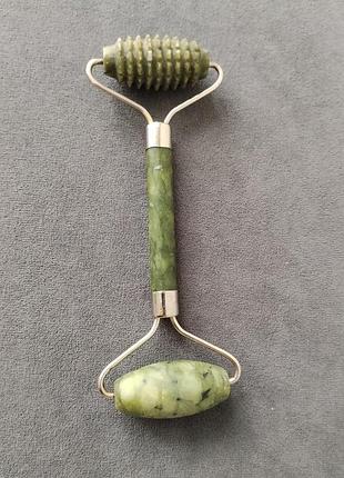 Нефритовый массажный роллер для лица about face jade massage roller friendly planet