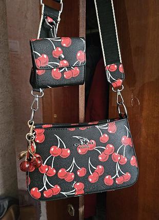 Черная сумка coach с вишнями +брелок в подарок