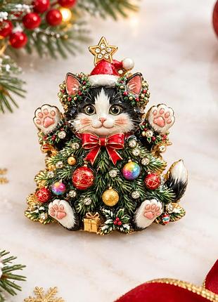 ✨🎄 новорічна брошка «котик у новорічній ялинці з червоним бантом та іграшками» 🎁