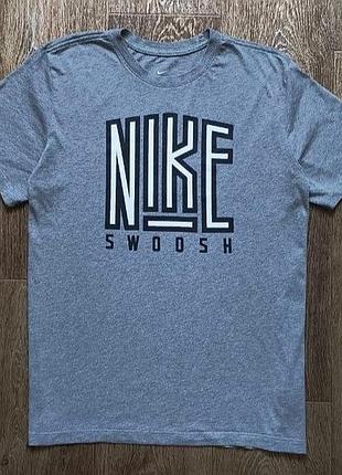 Серая мужская футболка nike swoosh размер l