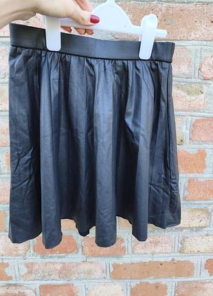 Кожаная плиссированная мини юбка экокожа zara размер xs s 164 см