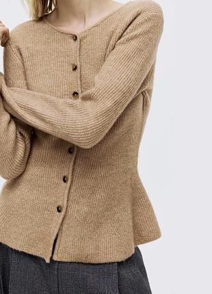 Вʼязаний кардиган у рубчик з баскою h&m з вовною у складі жіноча кофта кофтинка джемпер кардиган коричнева пісочна кемел бежева на ґудзиках приталена