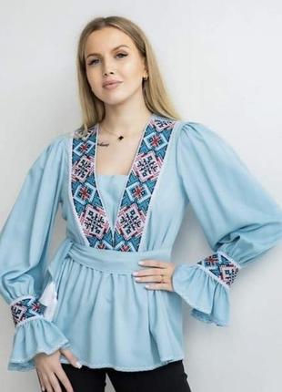Блуза жіноча штапельна з вишивкою блакитна