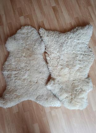 Это изделие натуральная овечья шкура, которую можно использовать как коврик, накидку на стул или покрывало для интерьера
есть пятно и не в идеальном с