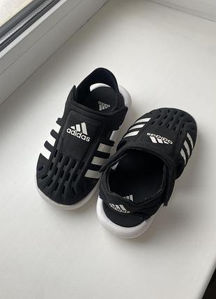 Босоніжки для дітей adidas чорні з білим, розмір 26, довжина устілки 15 см