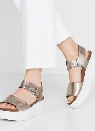 Босоножки clarks botanic strap из металлизированной кожи на массивной белой платформе