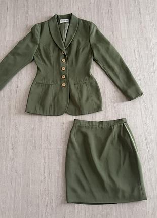 Жіночий класичний костюм зі спідницею, хакі