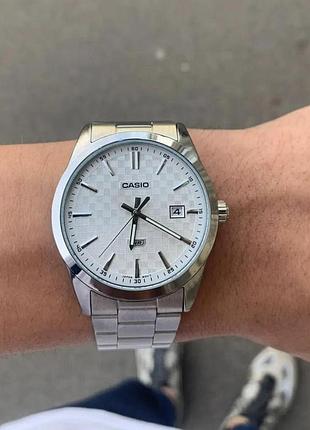 Чоловічий годинник casio mtp-vd03d-7a classic з білим циферблатом та сріблястим браслетом 4