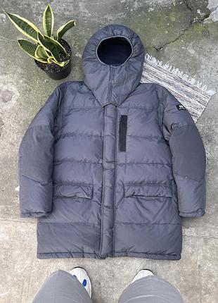 Вінтажна темно сірий подовжений пуховик helly hansen з малюнком вишитим логотипом на рукаві