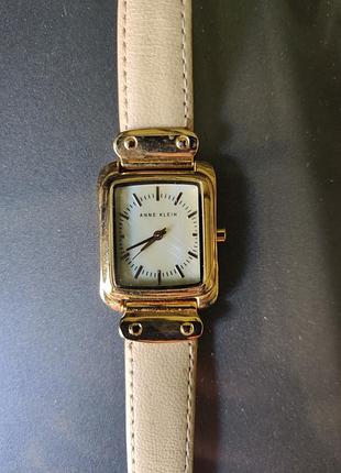 Годинник жіночий anne klein з бежевим ремінцем