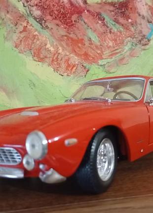 Модель классической ferrari в классическом цвете. производитель hot wheels. 1:18.