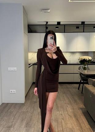 Короткое платье с акцентным вырезом