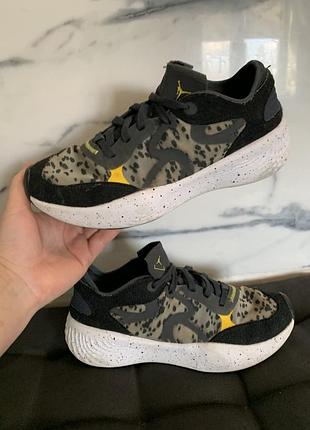 Кросівки nike jordan delta 3 low в забарвленні anthracite/tour yellow із характерним камуфляжним принтом та плямистою білою підошвою.