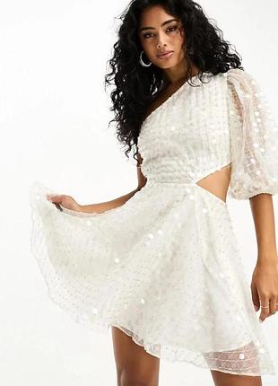 Коротка жіноча сукня asos design біла з органзи з асиметричним кроєм та одним рукавом